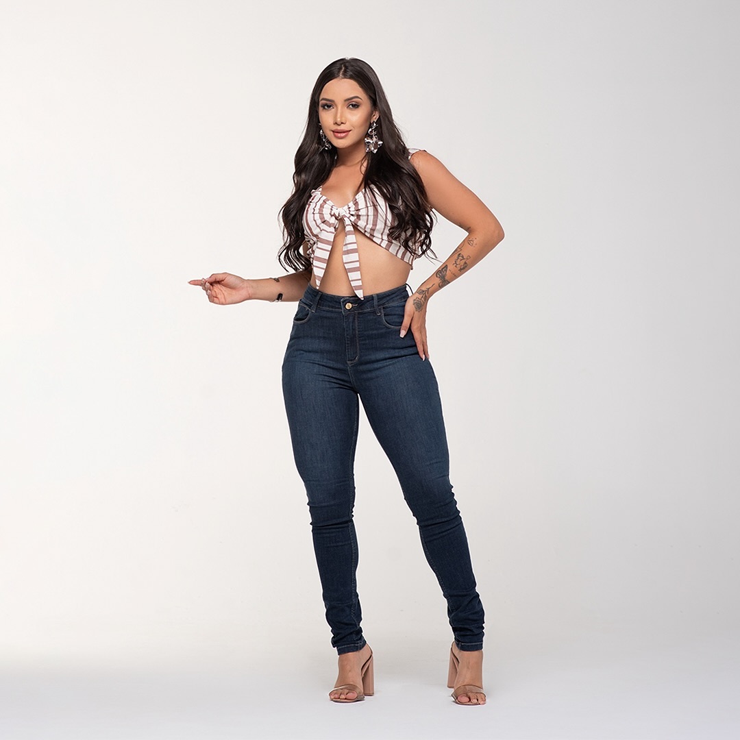 Com caimento perfeito e modelagem que veste como uma luva, nossas calças skinny são peças que não podem faltar no seu estoque. Compre conosco e revenda Tryazone. Jeans no Atacado em Toritama Somos um fornecedor profissional de atacado de jeans com sede em Toritama. Nossa coleção inclui uma variedade de produtos Jeans, como jeans, saias, calças, blusas e macacões. Oferecemos jeans de alta qualidade da renomada marca Tryazone.