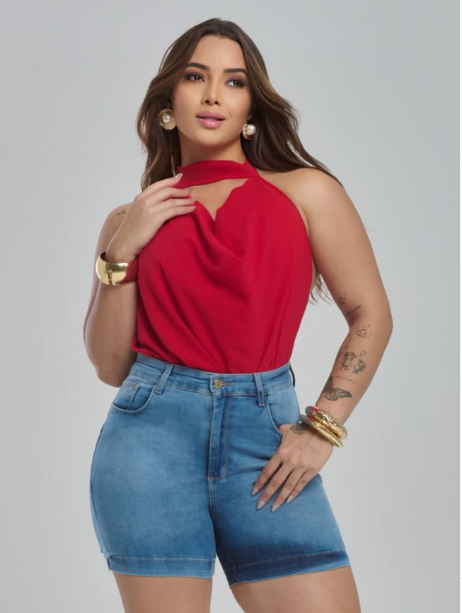Modelo usando blusa vermelha com shorts jeans feminino cintura alta Tryazone, destacando modelagem moderna, conforto e estilo para moda feminina no atacado